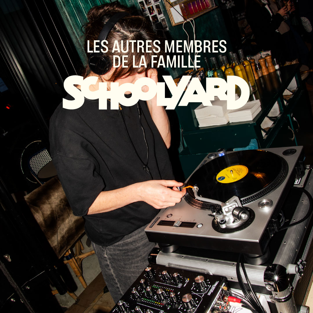 Suivez-nous sur : Schoolyard