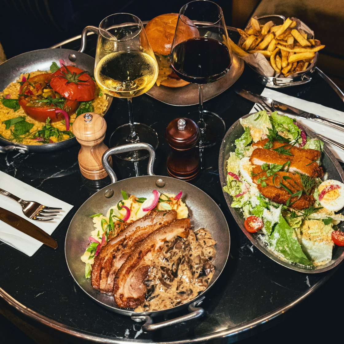 Café Hortense - poitrine de cochon, salade Caesar et tomate farcie, brasserie Paris 8