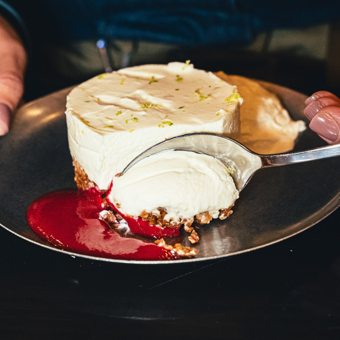 Café Hortense - cheesecake et coulis de fruits rouges