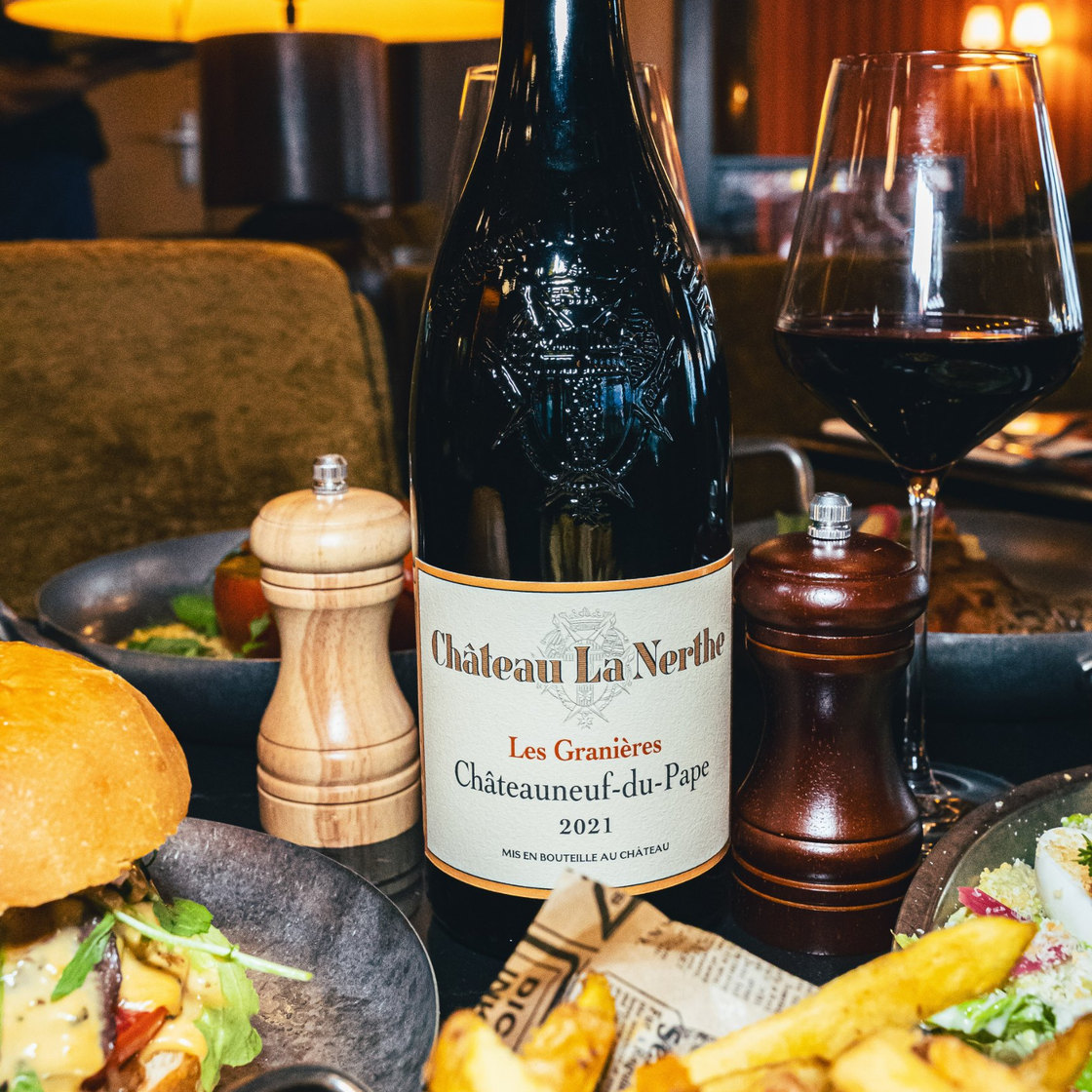 Café Hortense - bouteille de vin rouge à table, restaurant Paris 8